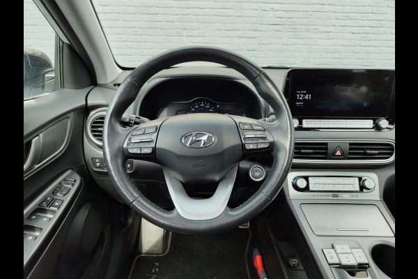 Hyundai Kona EV 64kWh 204pk SOH 100% Leer Premium Schuif-/Kanteldak Warmtepomp Head-Up Display Apple Carplay Android Navi Camera Elektr.Stoel Pdc Subwoofer Bluetooth Dodehoek detector Privacy Glas Rijstrooksensor 1e Eigenaar Origineel Nederlandse Auto Volledig Dealeronderhouden