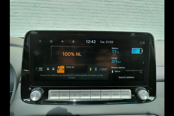 Hyundai Kona EV 64kWh 204pk SOH 100% Leer Premium Schuif-/Kanteldak Warmtepomp Head-Up Display Apple Carplay Android Navi Camera Elektr.Stoel Pdc Subwoofer Bluetooth Dodehoek detector Privacy Glas Rijstrooksensor 1e Eigenaar Origineel Nederlandse Auto Volledig Dealeronderhouden