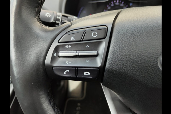 Hyundai Kona EV 64kWh 204pk SOH 100% Leer Premium Schuif-/Kanteldak Warmtepomp Head-Up Display Apple Carplay Android Navi Camera Elektr.Stoel Pdc Subwoofer Bluetooth Dodehoek detector Privacy Glas Rijstrooksensor 1e Eigenaar Origineel Nederlandse Auto Volledig Dealeronderhouden