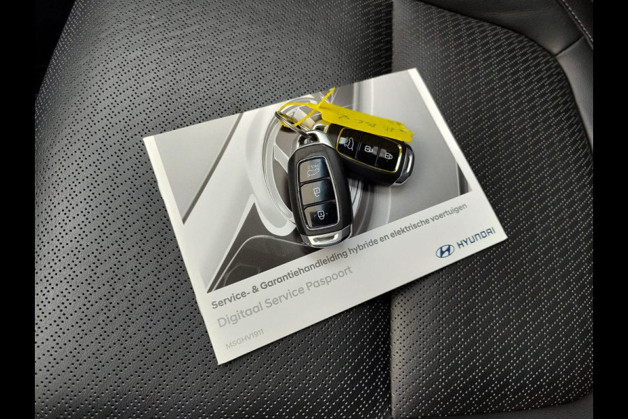 Hyundai Kona EV 64kWh 204pk SOH 100% Leer Premium Schuif-/Kanteldak Warmtepomp Head-Up Display Apple Carplay Android Navi Camera Elektr.Stoel Pdc Subwoofer Bluetooth Dodehoek detector Privacy Glas Rijstrooksensor 1e Eigenaar Origineel Nederlandse Auto Volledig Dealeronderhouden