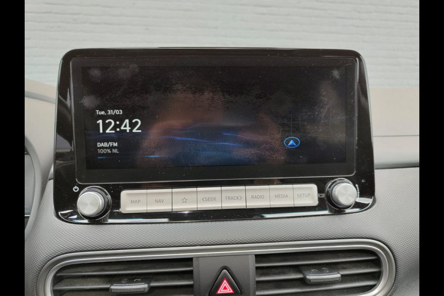 Hyundai Kona EV 64kWh 204pk SOH 100% Leer Premium Schuif-/Kanteldak Warmtepomp Head-Up Display Apple Carplay Android Navi Camera Elektr.Stoel Pdc Subwoofer Bluetooth Dodehoek detector Privacy Glas Rijstrooksensor 1e Eigenaar Origineel Nederlandse Auto Volledig Dealeronderhouden