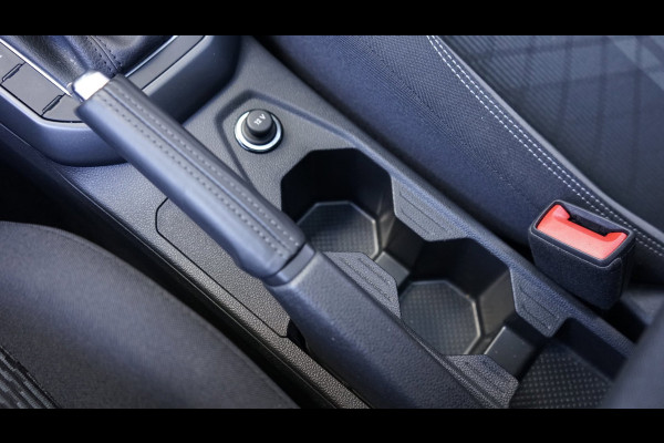 Volkswagen Taigo 1.0 TSI R-Line AUTOMAAT-ACC-CAMERA-DAB-IQ LIGHT-KEYLESS-GROOT NAVIGATIE-PANORAMA-VIRTUEEL