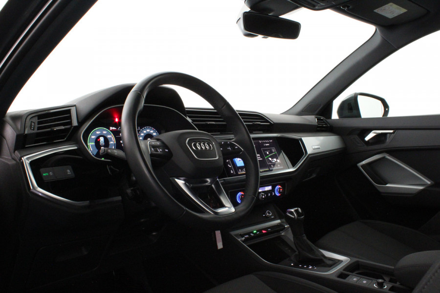 Audi Q3 45 TFSI e S line > 245pk/Trekhaak/Daytona Gray/19 inch