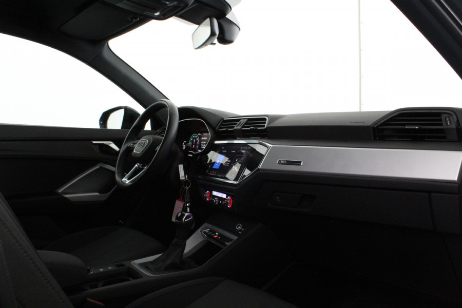 Audi Q3 45 TFSI e S line > 245pk/Trekhaak/Daytona Gray/19 inch