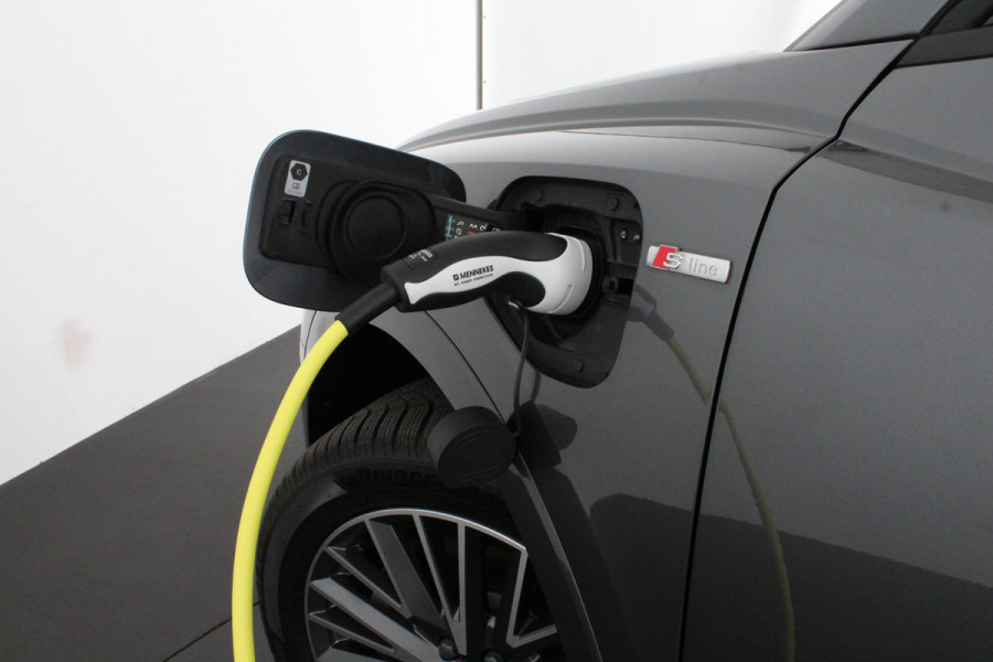 Audi Q3 45 TFSI e S line > 245pk/Trekhaak/Daytona Gray/19 inch