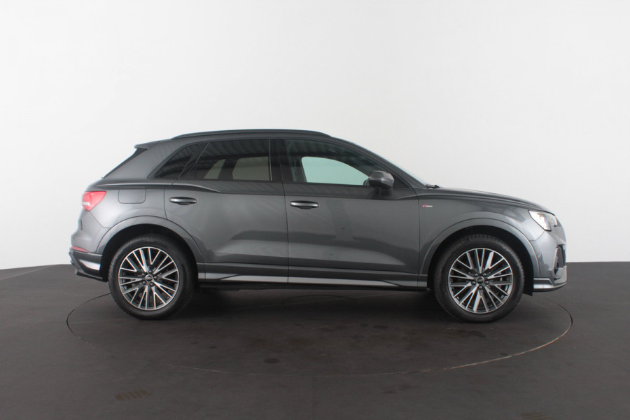 Audi Q3 45 TFSI e S line > 245pk/Trekhaak/Daytona Gray/19 inch