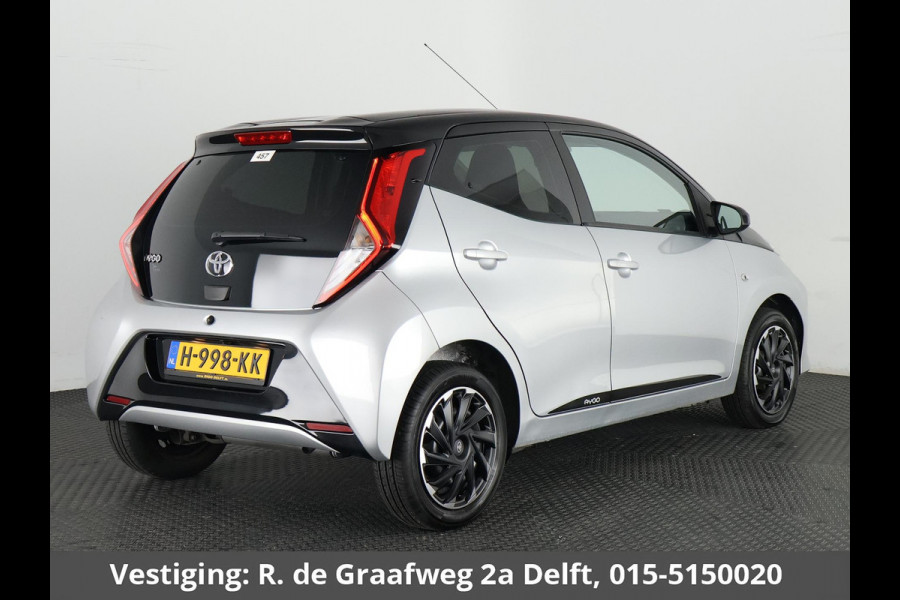 Toyota Aygo 1.0 VVT-i X-Play Bi-Tone Automaat | Apple Carplay & AndroidAUTO | Camera | 1e eigenaar | Privacy Glass |