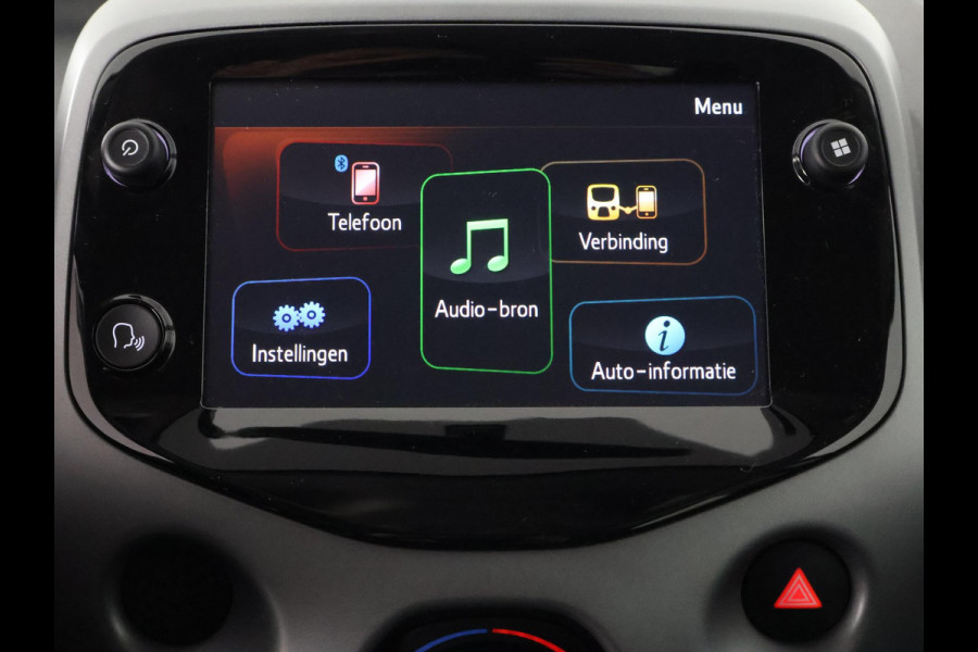 Toyota Aygo 1.0 VVT-i X-Play Bi-Tone Automaat | Apple Carplay & AndroidAUTO | Camera | 1e eigenaar | Privacy Glass |