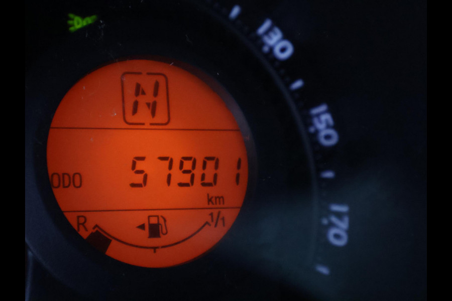 Toyota Aygo 1.0 VVT-i X-Play Bi-Tone Automaat | Apple Carplay & AndroidAUTO | Camera | 1e eigenaar | Privacy Glass |