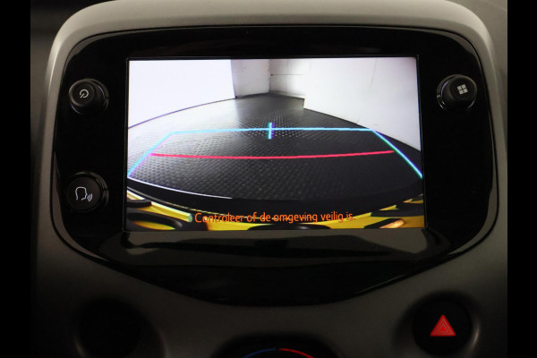 Toyota Aygo 1.0 VVT-i X-Play Bi-Tone Automaat | Apple Carplay & AndroidAUTO | Camera | 1e eigenaar | Privacy Glass |
