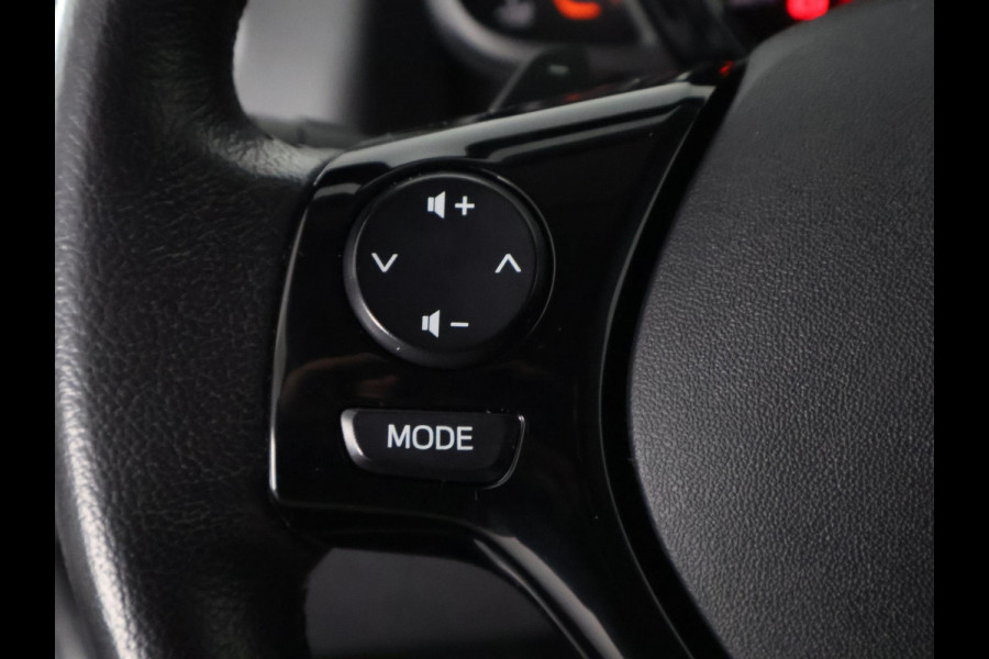 Toyota Aygo 1.0 VVT-i X-Play Bi-Tone Automaat | Apple Carplay & AndroidAUTO | Camera | 1e eigenaar | Privacy Glass |