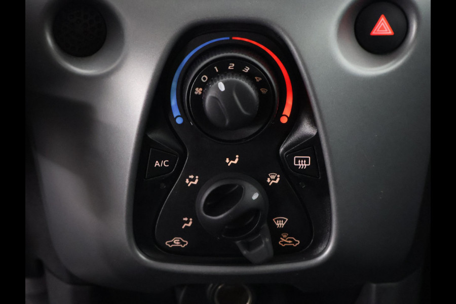 Toyota Aygo 1.0 VVT-i X-Play Bi-Tone Automaat | Apple Carplay & AndroidAUTO | Camera | 1e eigenaar | Privacy Glass |