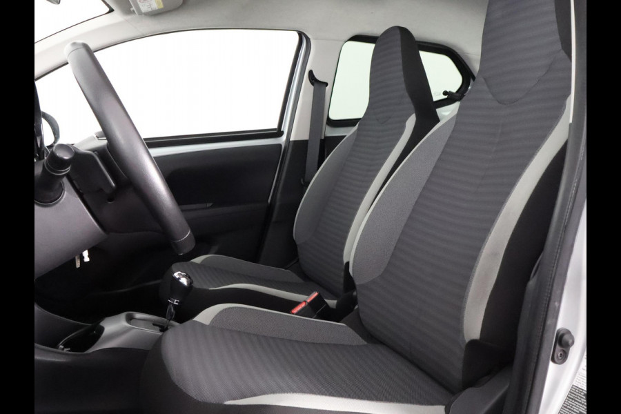 Toyota Aygo 1.0 VVT-i X-Play Bi-Tone Automaat | Apple Carplay & AndroidAUTO | Camera | 1e eigenaar | Privacy Glass |