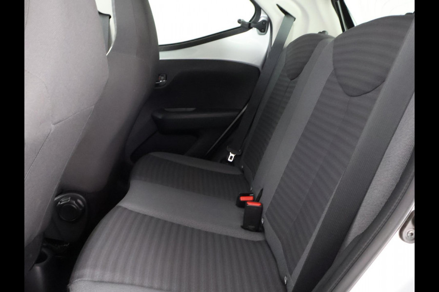 Toyota Aygo 1.0 VVT-i X-Play Bi-Tone Automaat | Apple Carplay & AndroidAUTO | Camera | 1e eigenaar | Privacy Glass |