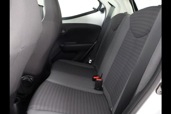 Toyota Aygo 1.0 VVT-i X-Play Bi-Tone Automaat | Apple Carplay & AndroidAUTO | Camera | 1e eigenaar | Privacy Glass |
