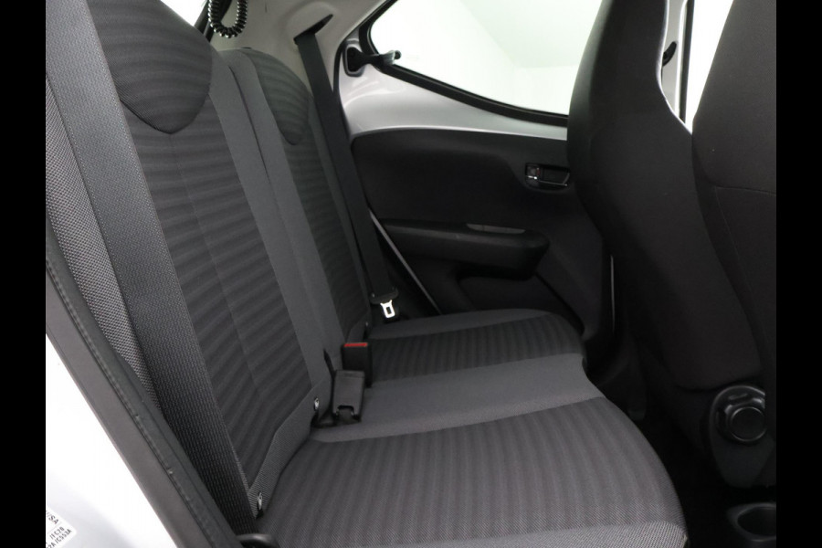 Toyota Aygo 1.0 VVT-i X-Play Bi-Tone Automaat | Apple Carplay & AndroidAUTO | Camera | 1e eigenaar | Privacy Glass |