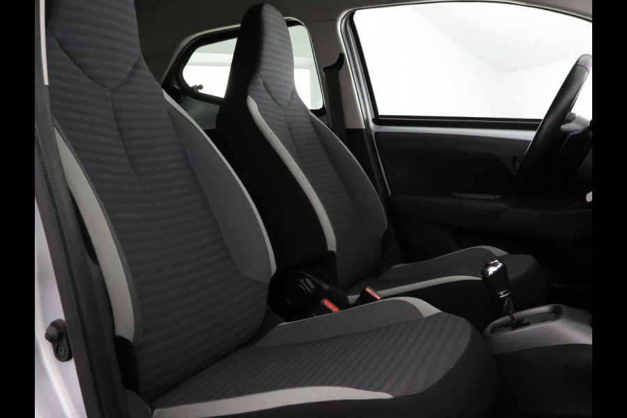 Toyota Aygo 1.0 VVT-i X-Play Bi-Tone Automaat | Apple Carplay & AndroidAUTO | Camera | 1e eigenaar | Privacy Glass |