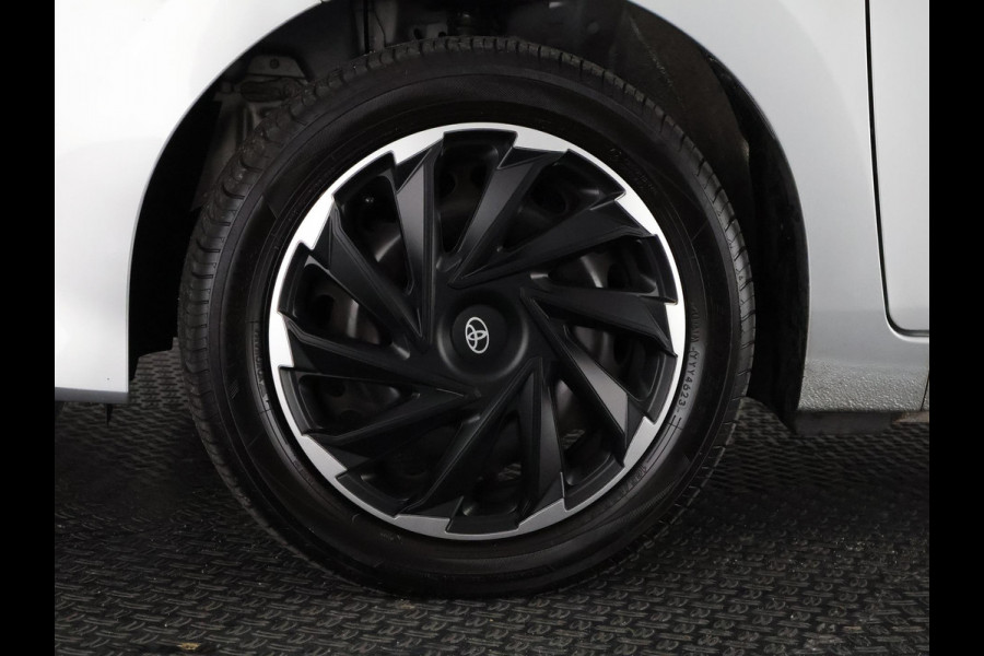 Toyota Aygo 1.0 VVT-i X-Play Bi-Tone Automaat | Apple Carplay & AndroidAUTO | Camera | 1e eigenaar | Privacy Glass |