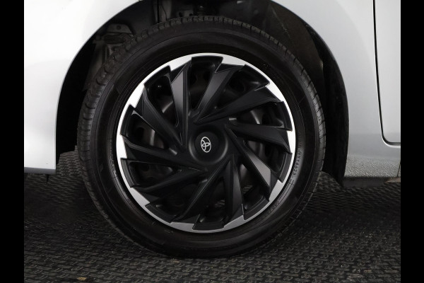 Toyota Aygo 1.0 VVT-i X-Play Bi-Tone Automaat | Apple Carplay & AndroidAUTO | Camera | 1e eigenaar | Privacy Glass |