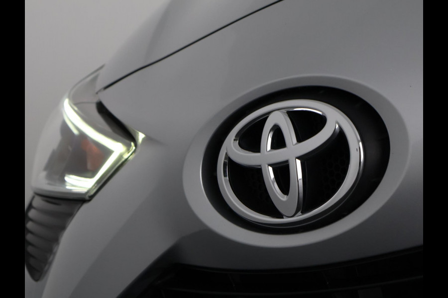 Toyota Aygo 1.0 VVT-i X-Play Bi-Tone Automaat | Apple Carplay & AndroidAUTO | Camera | 1e eigenaar | Privacy Glass |