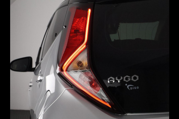 Toyota Aygo 1.0 VVT-i X-Play Bi-Tone Automaat | Apple Carplay & AndroidAUTO | Camera | 1e eigenaar | Privacy Glass |