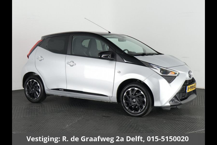 Toyota Aygo 1.0 VVT-i X-Play Bi-Tone Automaat | Apple Carplay & AndroidAUTO | Camera | 1e eigenaar | Privacy Glass |
