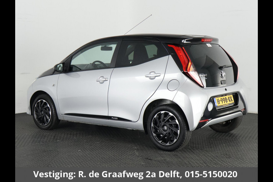 Toyota Aygo 1.0 VVT-i X-Play Bi-Tone Automaat | Apple Carplay & AndroidAUTO | Camera | 1e eigenaar | Privacy Glass |