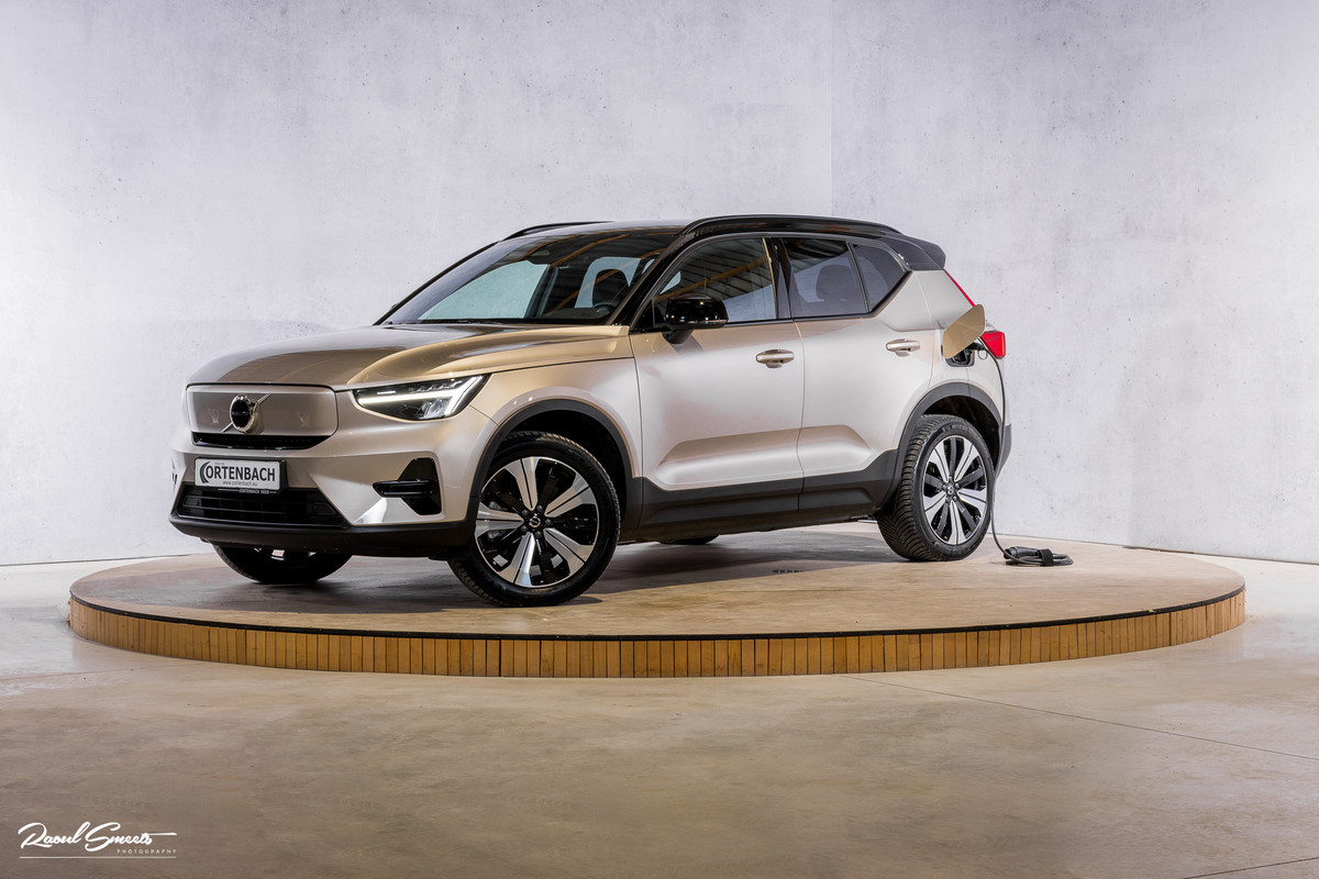 Volvo XC40 Recharge Plus 70 kWh | Zwenkbare trekhaak | Adaptieve cruise | Blis | 19 Inch | Full Led |