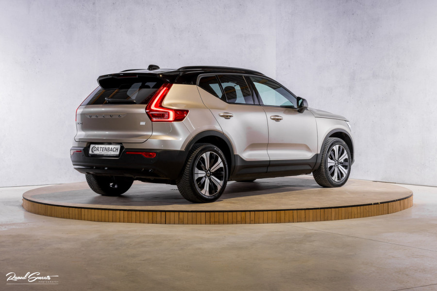 Volvo XC40 Recharge Plus 70 kWh | Zwenkbare trekhaak | Adaptieve cruise | Blis | 19 Inch | Full Led |
