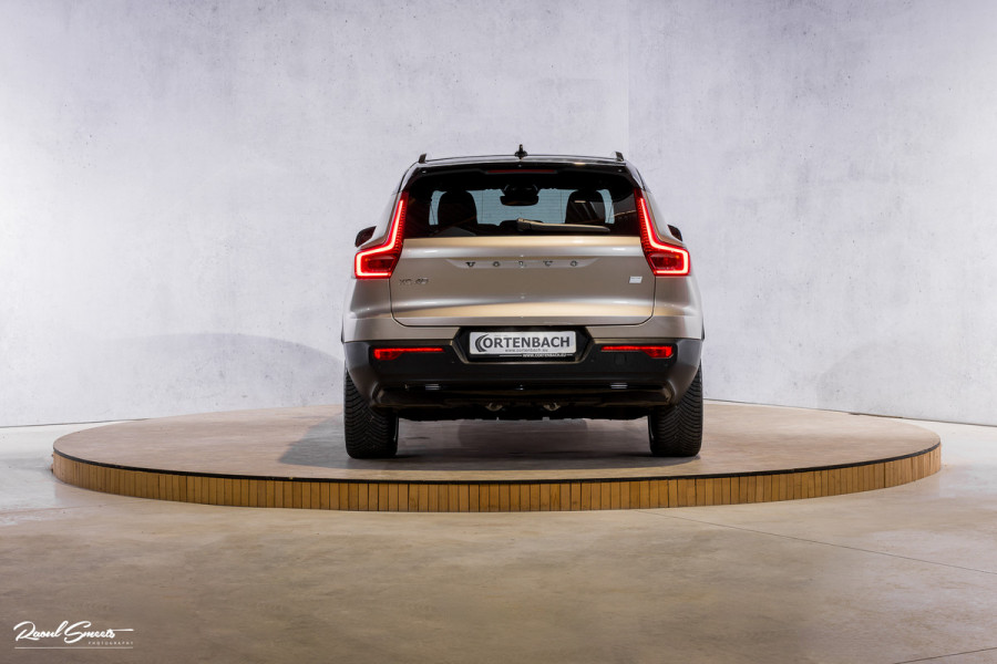 Volvo XC40 Recharge Plus 70 kWh | Zwenkbare trekhaak | Adaptieve cruise | Blis | 19 Inch | Full Led |