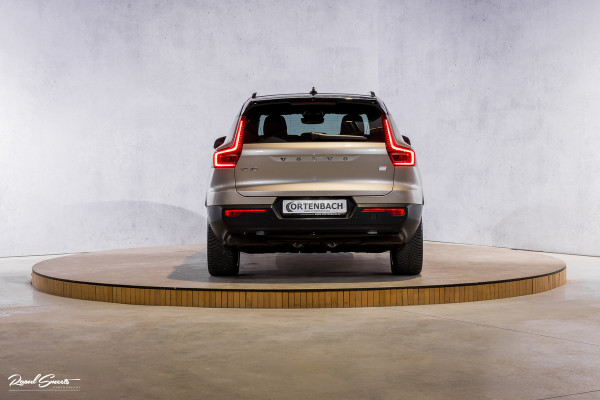 Volvo XC40 Recharge Plus 70 kWh | Zwenkbare trekhaak | Adaptieve cruise | Blis | 19 Inch | Full Led |