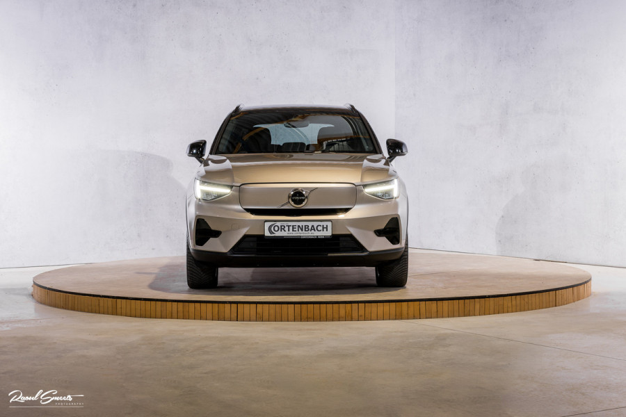 Volvo XC40 Recharge Plus 70 kWh | Zwenkbare trekhaak | Adaptieve cruise | Blis | 19 Inch | Full Led |