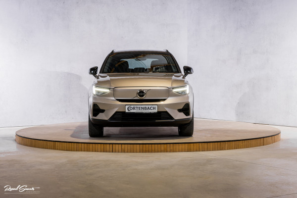 Volvo XC40 Recharge Plus 70 kWh | Zwenkbare trekhaak | Adaptieve cruise | Blis | 19 Inch | Full Led |