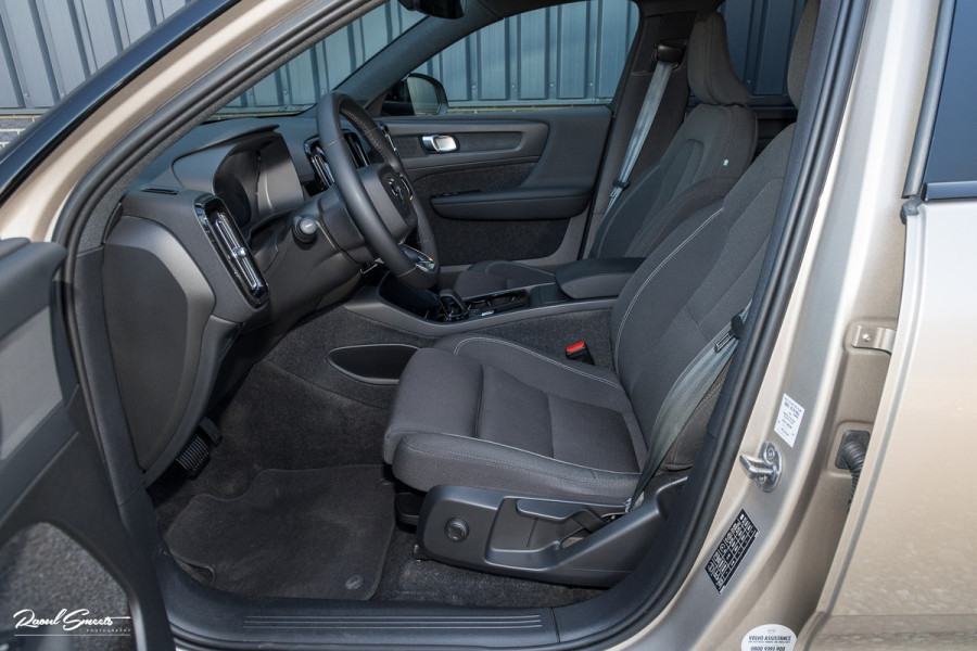 Volvo XC40 Recharge Plus 70 kWh | Zwenkbare trekhaak | Adaptieve cruise | Blis | 19 Inch | Full Led |