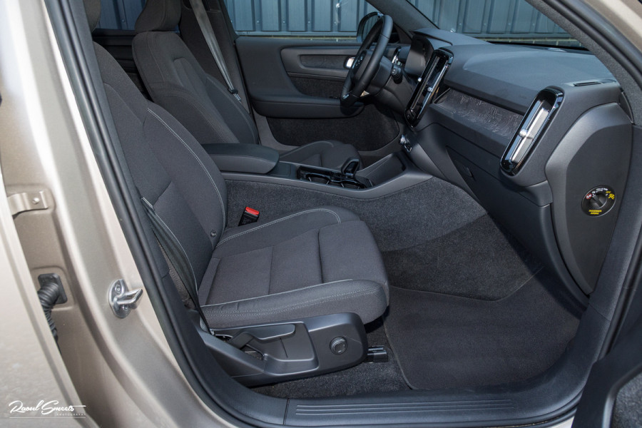 Volvo XC40 Recharge Plus 70 kWh | Zwenkbare trekhaak | Adaptieve cruise | Blis | 19 Inch | Full Led |