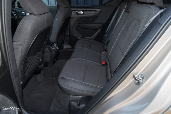 Volvo XC40 Recharge Plus 70 kWh | Zwenkbare trekhaak | Adaptieve cruise | Blis | 19 Inch | Full Led |