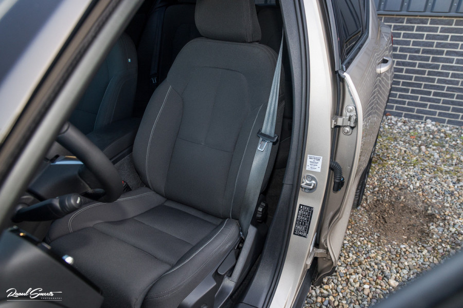 Volvo XC40 Recharge Plus 70 kWh | Zwenkbare trekhaak | Adaptieve cruise | Blis | 19 Inch | Full Led |