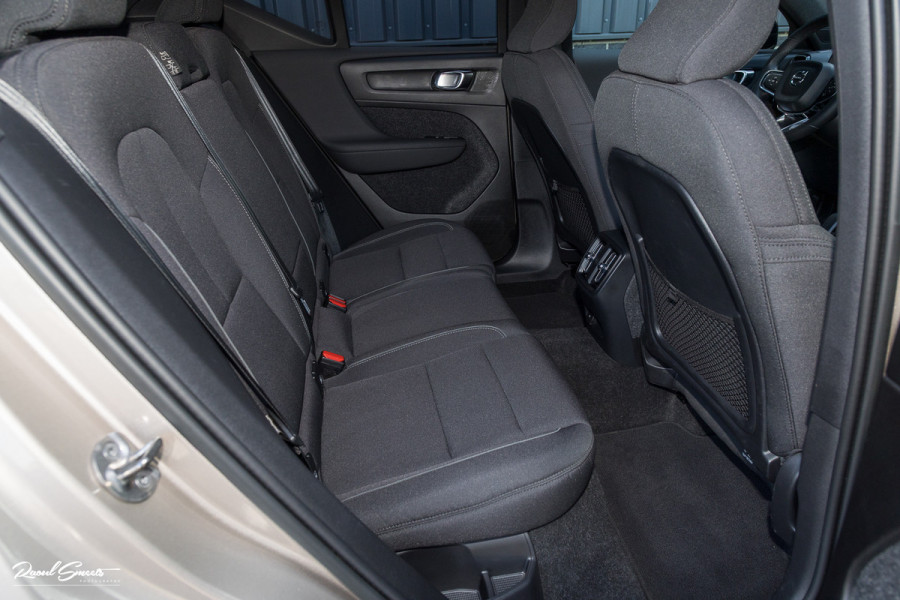 Volvo XC40 Recharge Plus 70 kWh | Zwenkbare trekhaak | Adaptieve cruise | Blis | 19 Inch | Full Led |