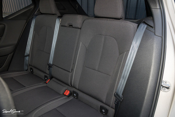 Volvo XC40 Recharge Plus 70 kWh | Zwenkbare trekhaak | Adaptieve cruise | Blis | 19 Inch | Full Led |