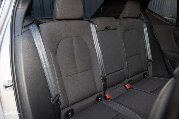 Volvo XC40 Recharge Plus 70 kWh | Zwenkbare trekhaak | Adaptieve cruise | Blis | 19 Inch | Full Led |