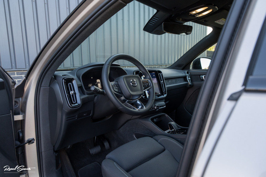 Volvo XC40 Recharge Plus 70 kWh | Zwenkbare trekhaak | Adaptieve cruise | Blis | 19 Inch | Full Led |