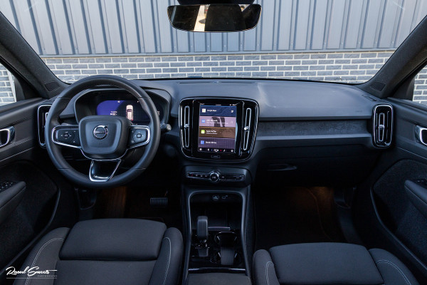 Volvo XC40 Recharge Plus 70 kWh | Zwenkbare trekhaak | Adaptieve cruise | Blis | 19 Inch | Full Led |