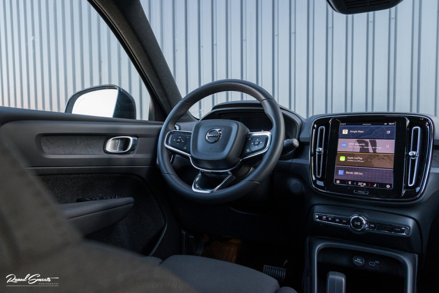 Volvo XC40 Recharge Plus 70 kWh | Zwenkbare trekhaak | Adaptieve cruise | Blis | 19 Inch | Full Led |