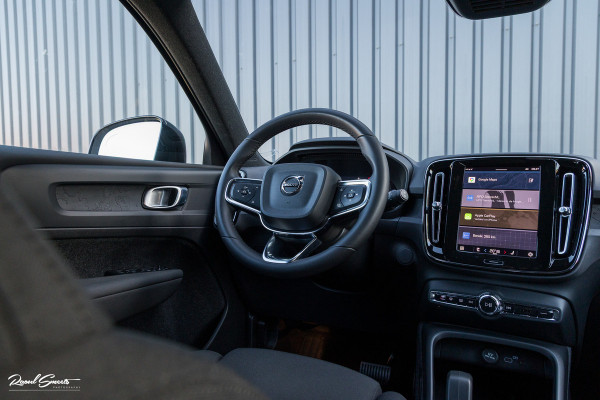 Volvo XC40 Recharge Plus 70 kWh | Zwenkbare trekhaak | Adaptieve cruise | Blis | 19 Inch | Full Led |