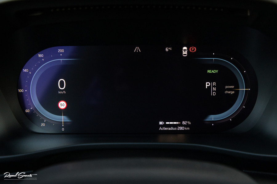 Volvo XC40 Recharge Plus 70 kWh | Zwenkbare trekhaak | Adaptieve cruise | Blis | 19 Inch | Full Led |