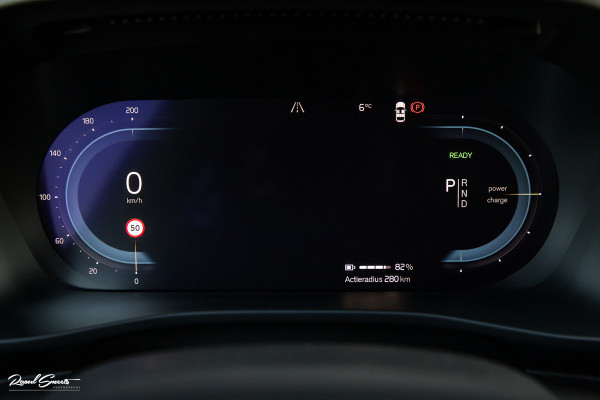 Volvo XC40 Recharge Plus 70 kWh | Zwenkbare trekhaak | Adaptieve cruise | Blis | 19 Inch | Full Led |