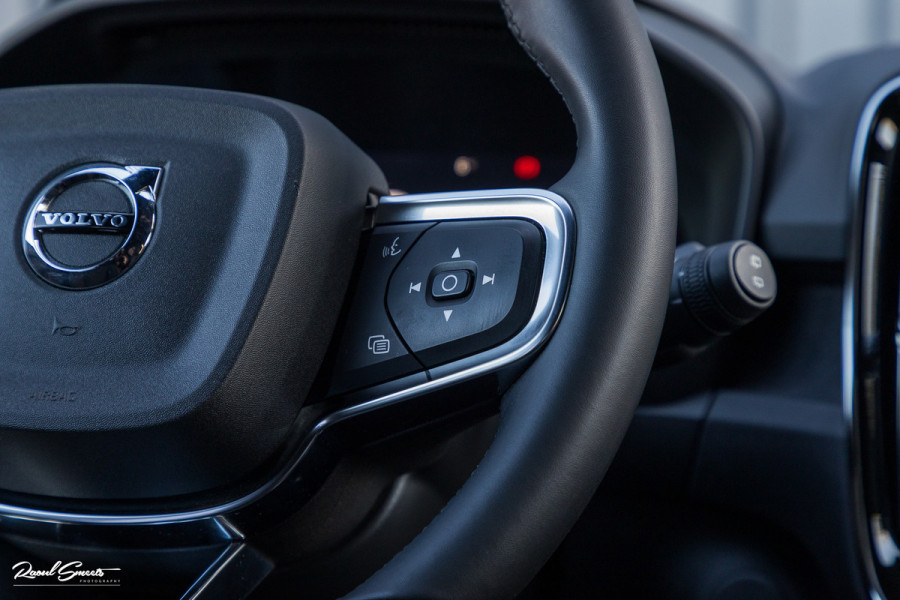 Volvo XC40 Recharge Plus 70 kWh | Zwenkbare trekhaak | Adaptieve cruise | Blis | 19 Inch | Full Led |