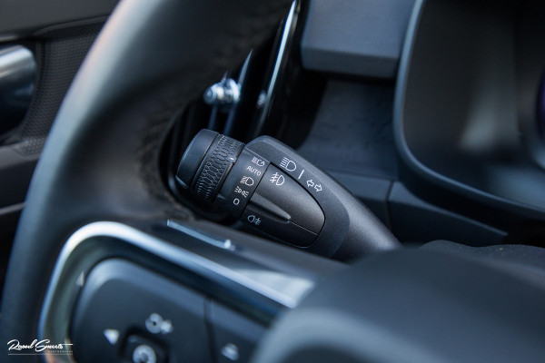 Volvo XC40 Recharge Plus 70 kWh | Zwenkbare trekhaak | Adaptieve cruise | Blis | 19 Inch | Full Led |