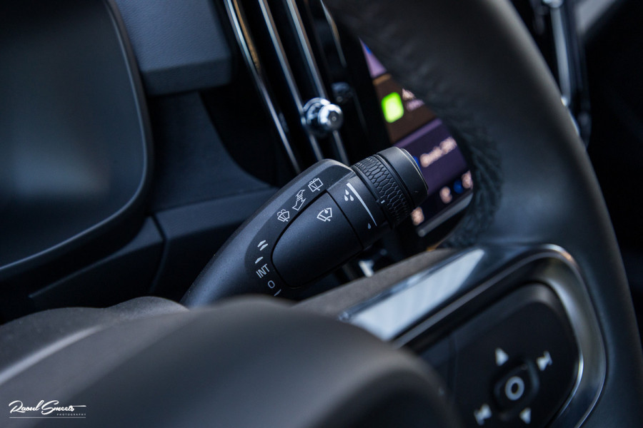 Volvo XC40 Recharge Plus 70 kWh | Zwenkbare trekhaak | Adaptieve cruise | Blis | 19 Inch | Full Led |