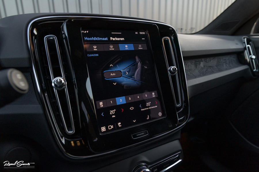 Volvo XC40 Recharge Plus 70 kWh | Zwenkbare trekhaak | Adaptieve cruise | Blis | 19 Inch | Full Led |